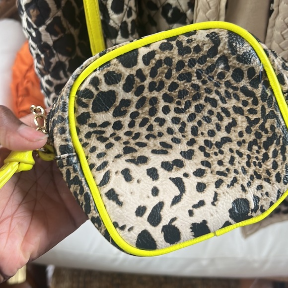 Carole Little 100% silk jacket and Kate Landry purse cheetah print. 🐆 - Picture 5 of 8